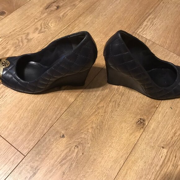 Tory Burch, Kaitlin Quilted Leather Wedge Heel, Dark Blue Size 7.5 - Picture 5 of 12